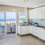 Luxury White With Sea View, Heated Pool Vila