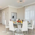 빌라 Luxury White With Sea View, Heated Pool 아데제