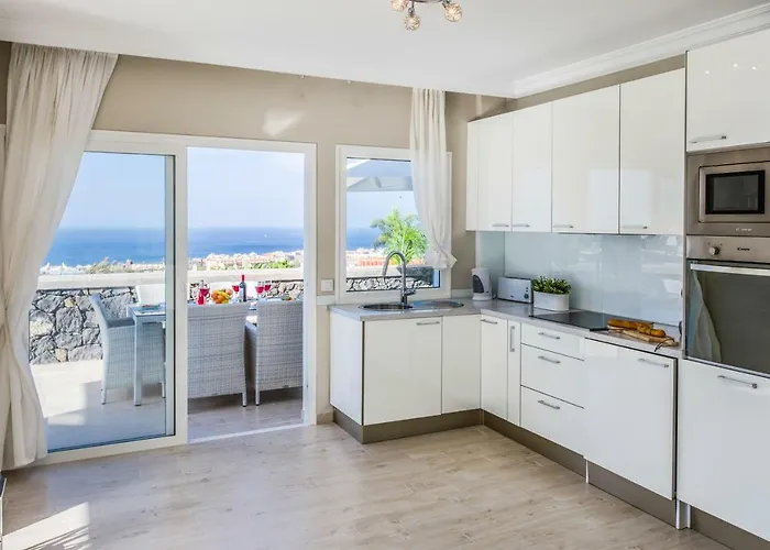 Luxury White With Sea View, Heated Pool فيلة