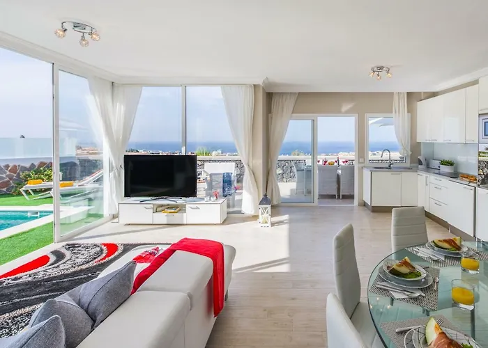 Luxury White With Sea View, Heated Pool فيلة