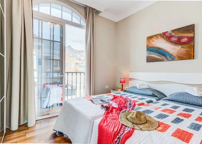 Luxury White With Sea View, Heated Pool أذيخي