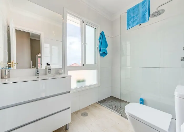 וילה Luxury White With Sea View, Heated Pool אדחה